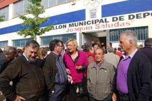 Almunia con simpatizantes socialistas en Monzón. JLP.