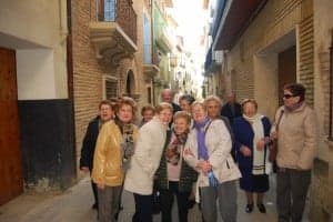 Un grupo de mujeres por las calles de Estadilla. JLP.