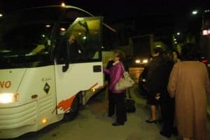 Vecinos de Peralta suben al autobús. JLP.