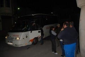Vecinos de Peralta junto al autobús escolar. JLP.