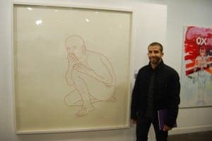 El ganador de la beca con su obra. JLP.