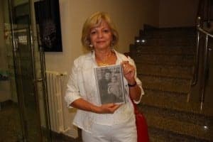Rosa María Seco con el libro sobre la memoria de su madre. JLP.