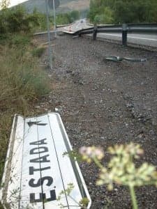 El indicador de Estada permanece en el suelo desde hace días desde que fue derribada en un accidente de tráfico.