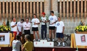 Fermín Cacho junto al podium.