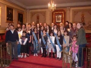 Los ganadores con las damas y autoridades. 