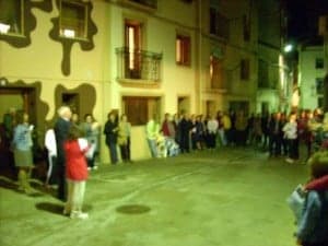 Los vecinos se congregan cada 12 de octubre en torno a la hornacina de la virgen del Pilar.