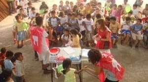 YaPerú durante una acción de higiene con los niños. 