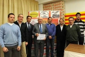 Biel con los miembros de la asociación de hortelanos.