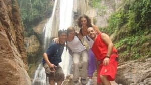 Voluntarios de la asociación Yaperú de Barbastro junto a un colaborador del país.