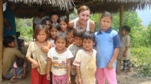 Patricia Domper junto algunos niños peruanos que estuvieron en contacto con la ONG.