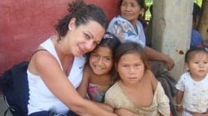Pili Pardina junto a unas niñas con las que pudo convivir durante su estancia en Perú.