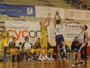 Triple de Pau sobre la bocina de posesión. G.U.