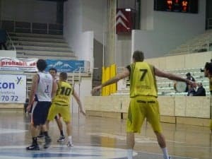 Pau Lopez y Villacmpa, los dos mjeores hombres amarillos, aplicándose en defensa. G.U.