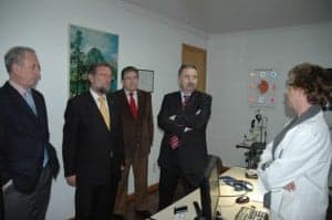 El delegado del Gobierno en una visita a una oficina para la renovación del carné.