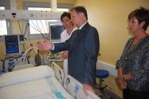 La consejera Noeno junto a Iglesias en una visita al hospital. JLP.