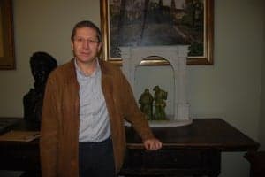 Santiago Lisa junto a un boceto de una escultura de los poetas. JLP.