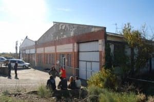 Los trabajadores junto a la nave incendiada. JLP.