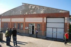 La guardia civil y los peritos inspeccionaron la empresa. JLP.