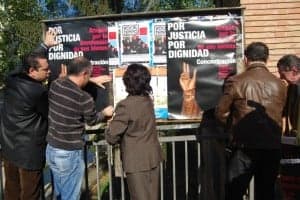Los alcaldes pegan los carteles. JLP.