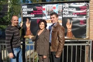 Puyuelo, Gracia y Salillas junto a los carteles pegados en Barbastro. JLP.