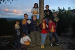 Los niños posan con sus calabazas. JLP.