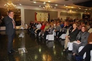 Antonio Torres se dirige al público de Monzón. JLP.