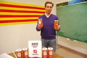 Javier Betorz, con los botes de conserva de tomate rosa. JLP.