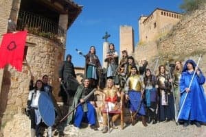 Elfos y hombres junto a la colegiata de Alquézar. JLP.