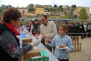 Reparto de chiretas en Pozán. JLP.