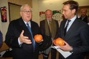 Biel y Betorz con tomate rosa. JLP.