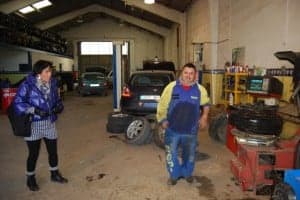 Reparaciones en el taller Rodi de Albalate. JLP.