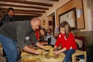 David Echebarría realiza un taller de cerámica. JLP.