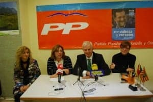Suárez con concejales del PP en Monzón. JLP.