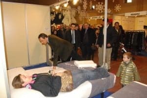 El alcalde visita a uno de los expositores. JLP.
