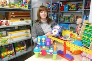 Magda Pérez en su almacén de juguetes. JLP.