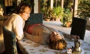 Gitti y Chris son una joven pareja de vacaciones en la mediterránea isla de Cerdeña. Debido a un suceso aparentemente insignificante - el encuentro con otra pareja - su relación empieza a tambalearse. Sin embargo a Hans y Sana no les va mucho mejor, ya que tras su fachada de pareja moderna esconden una distribución convencional de roles entre el hombre y la mujer. Chris empieza a imitar los comportamientos de la otra pareja e intenta mostrar a su caprichosa novia sus límites, con lo que la confianza de Gitti en su novio sufre una profunda sacudida. Su intento de adaptarse a los deseos de él empieza como un juego pero acaba convirtiéndose en una lucha silenciosa contra si misma. Mientras Chris resplandece con su nuevo papel de hombre fuerte, Gitti parece que va perdiéndose poco a poco.www.hoycinema.com