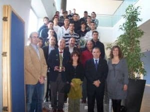 Los alumnos con los profesores y responsables de la escuela. Ángel Huguet.