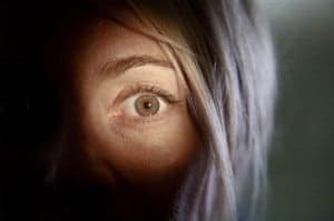 Julia regresa a Bellevue con su marido para visitar a su hermana, casi ciega por una enfermedad degenerativa de la que intentó operarse sin éxito. Al llegar descubren que se ha suicidado. Julia no sólo debe afrontar la pérdida de su hermana, sino también la pérdida de toda esperanza para detener su inminente ceguera, pues ella sufre la misma enfermedad y parece compartir su mismo destino. (FILMAFFINITY)
