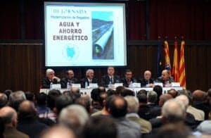 Iglesias en el acto con regantes. 