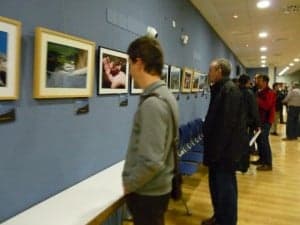 Asistentes a las jornadas montañeras observan la exposición. C.G.
