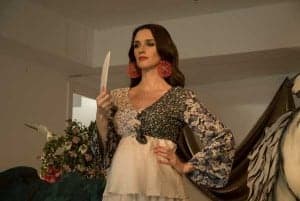 La película narra las vicisitudes, infortunios, sinsabores y alegrías que un grupo de esforzados habitantes de un pueblo de Andalucía sufren para llevar a cabo una misión aparentemente sencilla: la grabación en un programa de televisión de la popular obra de Muñoz Seca, La Venganza de don Mendo. Sus escasos recursos económicos les llevan a solicitar la colaboración de Guardia Civil, alcalde y demás personajes de la vida pública. Mientras tanto, los ciudadanos, mayoritariamente inmigrantes, protagonizarán una gran manifestación a las puertas del Ayuntamiento porque quieren participar en la grabación, pero, cómo no, cobrando. El Multicine.