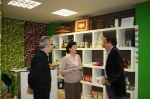 El alcalde y Ledesma en la tienda de Comercio Justo.