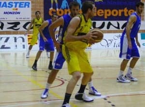 Villacampa fue otra vez la referencia de la defensa rival. G.U.