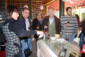 Un grupo en un curso de cata en Olvena. JLP.