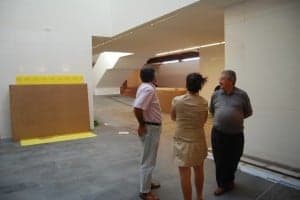 Enrique Calvera comprueba el estado de las obras. JLP.