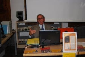 Besós durante la presentación de su libro en la UNED. JLP.