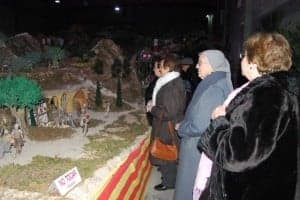 Las primeras visitantes al Belén. JLP.