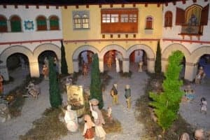 Labordeta y Campo conversan en la plaza de un pueblo. JLP.