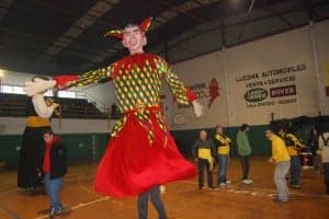 Un gigante de Salou baila al son de la comparsa. JLP.