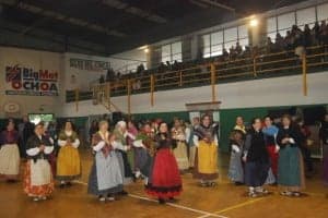Bailes tradicionales en el polideportivo Joaquín Saludas. JLP.